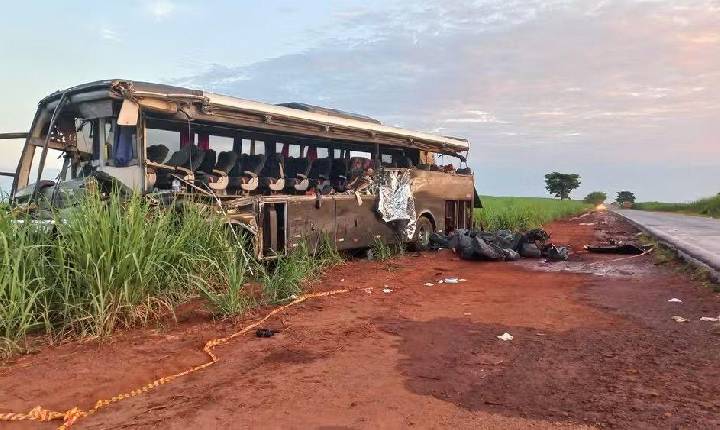 Acidente entre caminhão e ônibus com universitários deixa 12 mortos em rodovia no interior de SP