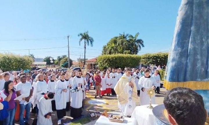 Corpus Christi é marcado por procissão e missa na Paróquia Nossa Senhora Aparecida em Rolim de Moura