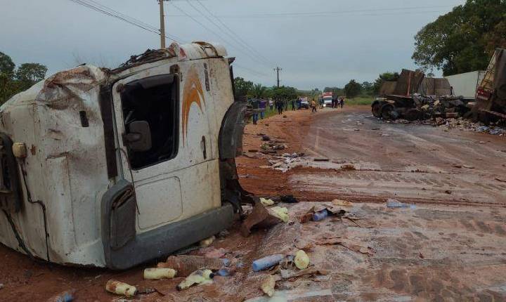 Grave acidente na RO 010 envolvendo 3 carretas deixa um dos motoristas morto, em Rolim de Moura