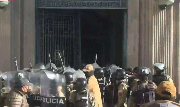 Tanques e militares armados invadem palácio presidencial na Bolívia; presidente pede respeito à democracia