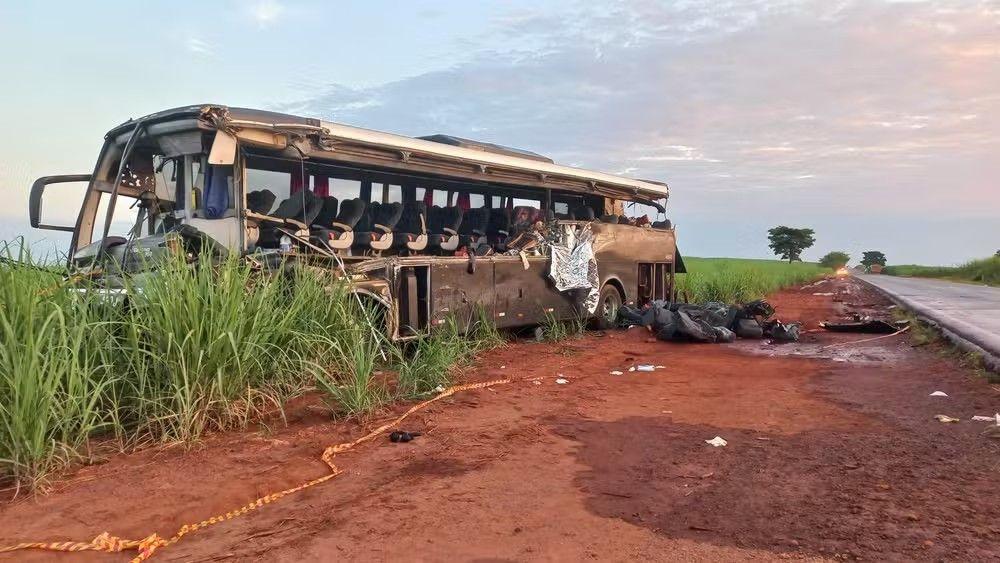 Acidente entre caminhão e ônibus com universitários deixa 12 mortos em rodovia no interior de SP